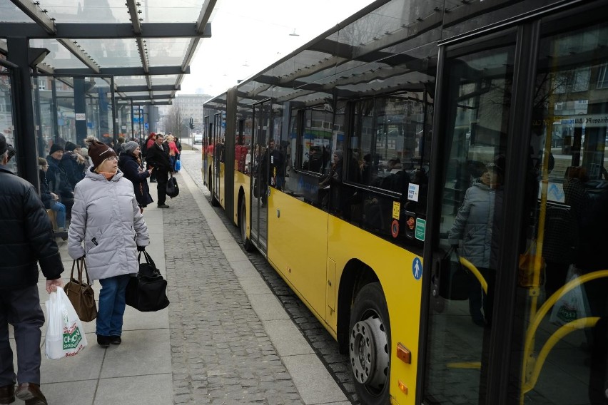 Brak kierowców w transporcie miejskim. Jak sobie radzą...