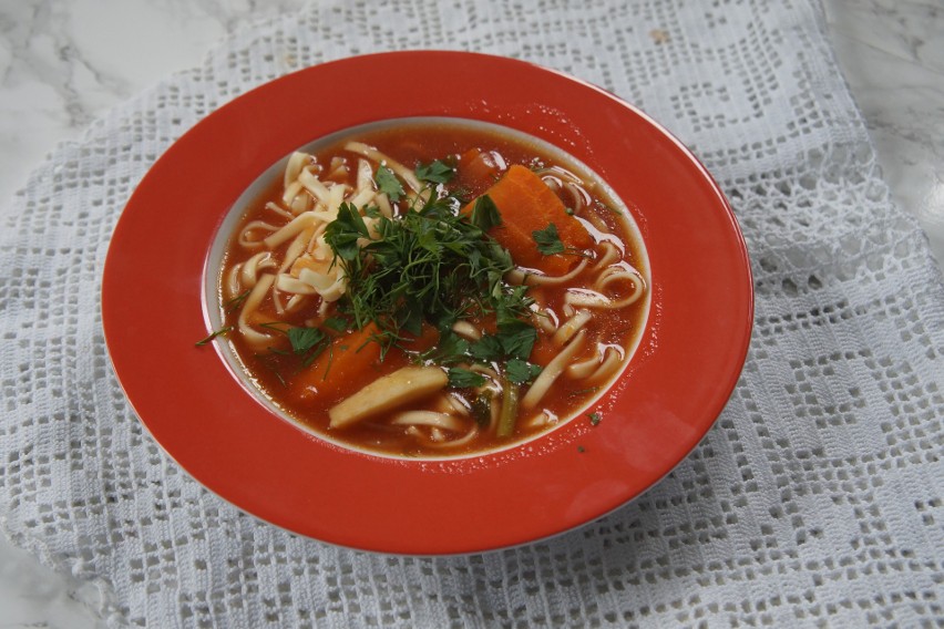 Z domowego rosołu w szybki sposób można zrobić  pyszną zupę...