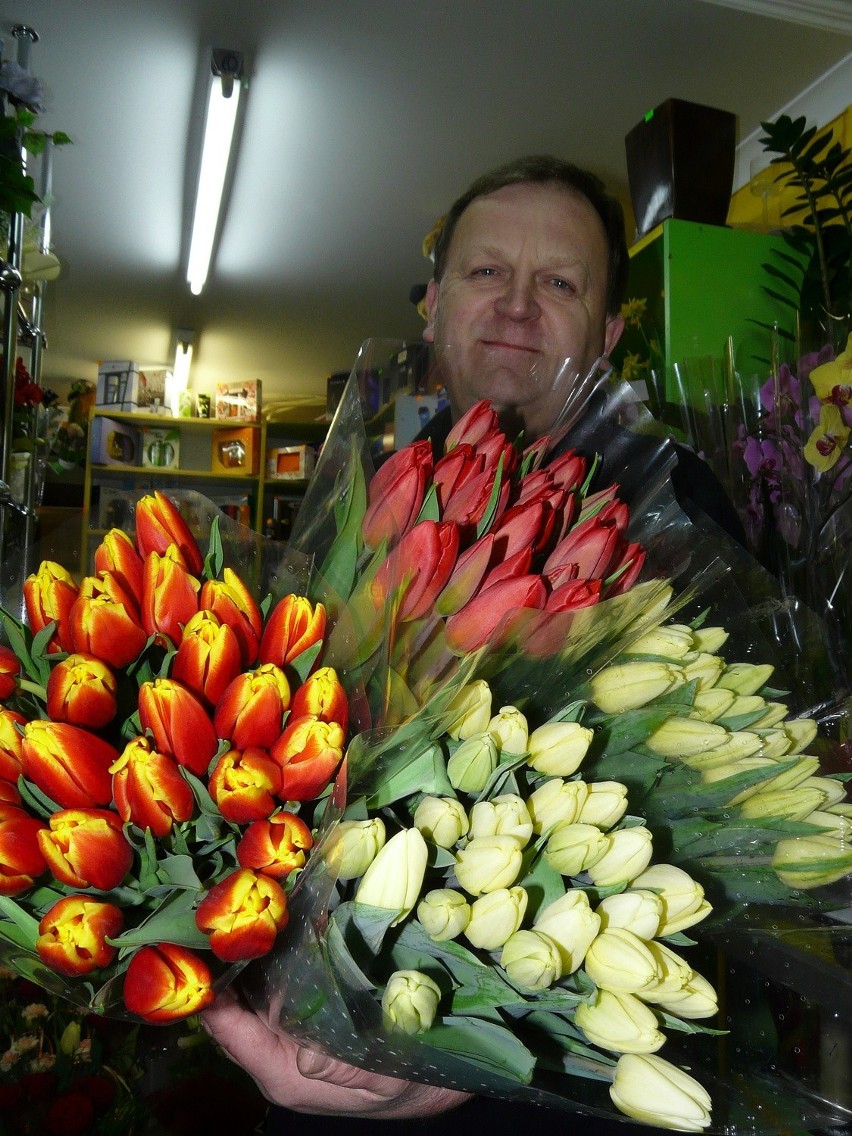 Marek i Lech rozdali paniom 200 tulipanów