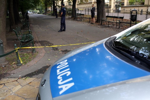 !!! brak zgody na publikacjie wizerunku policjantow operacyjnych bez mundurow !!!31.08.2018 krakow, planty, dzialania policji, morderstwo zabojstwo mezczyzny, nzfot. andrzej banas / polska press