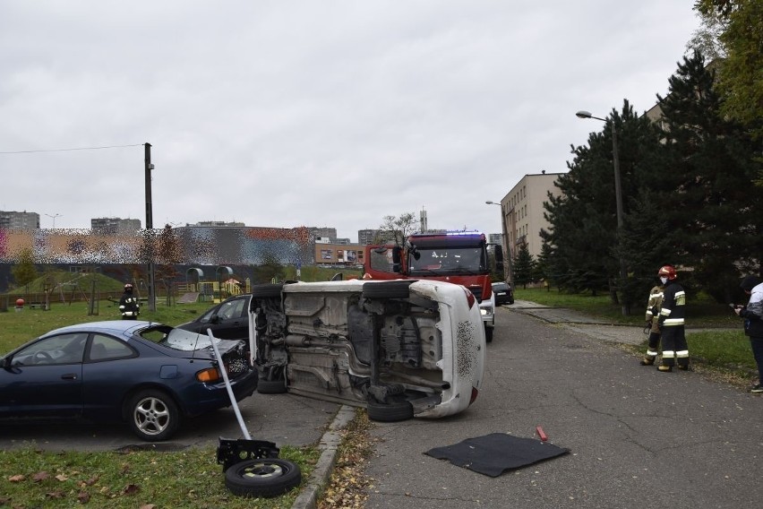 Wypadek w Tarnowie. Brawurowa jazda po Osiedlu Legionów w Tarnowie zakończyła się uszkodzeniem znaku drogowego i samochodów