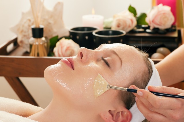 Współczesna kosmetyka oferuje wiele zabiegów, które pomogą nawilżyć skórę. Są to zabiegi nawilżające z maskami i serum, czerpiącymi dobroczynną moc na przykład: z alg, kwasu hialuronowego, morskiego kolagenu i wielu innych składników.