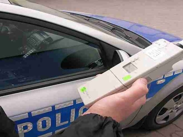 Policja z Tucholi zatrzymała pijanego 51-letniego mieszkańca Bydgoszczy w niesprawnym samochodzie.