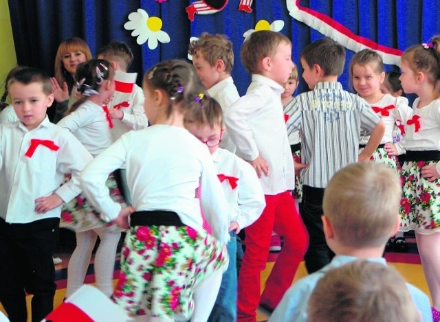 Wychowankowie przedszkola tańczą podczas uroczystości.