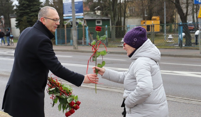 Dzień Kobiet. Wiceprezydent Maciej Kleczkowski wręczał ostrołęczankom róże. 8.03.2020