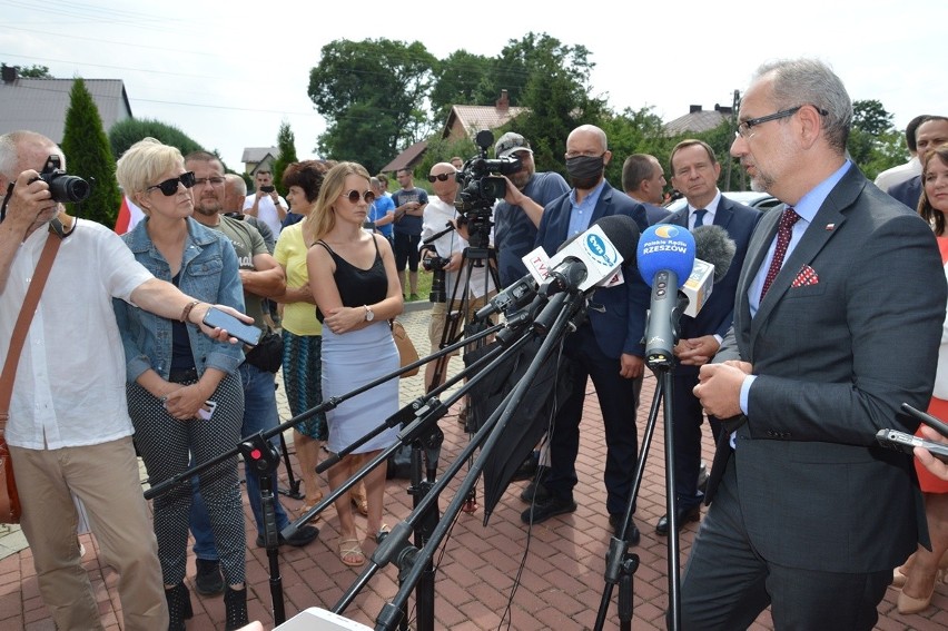 Minister zdrowia Adam Niedzielski w Jeżowem. Grupa antyszczepionkowców próbowała go zakrzyczeć. Padły mocne słowa [ZDJĘCIA, WIDEO]