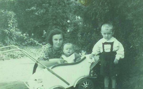 Zdjęcie z roku 1951, zrobione na Plantach przez mojego ojca. &#8222;Napędem&#8221; jest moja mama Nina Kozłowska, obok niej stoi mój brat Jerzy, a w tym przepięknym pojeździe siedzę ja.