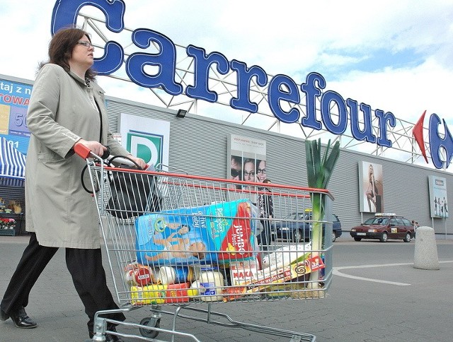 Wielu klientów robi zakupy w Carrefourze i chce, by wpłacone do kasy pieniądze nie znikały...