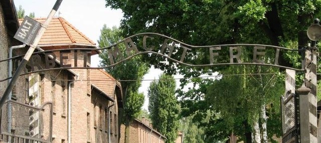 Renowacja napisu z Auschwitz