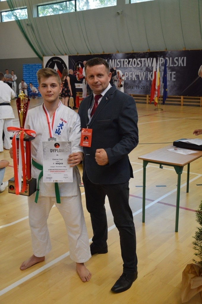 Zawodnik Wulkanu Kozienice na podium XXIII Mistrzostw Polski Oyama Polskiej Federacji Karate w Kumite