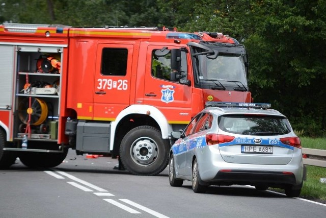 Do wypadku doszło w sobotę 10 sierpnia na drodze krajowej nr 24 przed miejscowością Wierzbno. Na miejscu zginął kierujący skuterem. Na miejscu pracują lubuscy policjanci oraz strażacy. - Droga do czasu zakończenia pracy prokuratora nie będzie przejezdna. Może to potrwać do czterech godzin - relacjonuje policjant pracujący na miejscu zdarzenia. WIDEO: Wypadki w czasie wakacji. Policja stworzyła aktualizowaną mapę