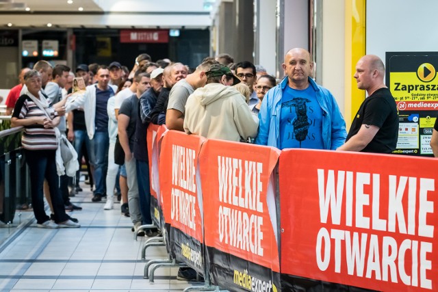 Dziś o godzinie 7 odbyło się wielkie otwarcie sklepu Media Expert w Focus Mall Bydgoszcz. Pierwszy klienci pojawili się już na kilka godzin przed otwarciem.Kolejny sklep Media Expert otworzył się na bydgoszczan [zdjęcia, wideo]Lokal Media Expert zajmuje ponad 1500 mkw. i znajduje się na pierwszym piętrze bydgoskiego centrum handlowego. Włodarze sklepu przygotowali dla klientów wiele niespodzianek m.in. koło fortuny, pamiątkowe gadżety, konkursy oraz oczywiście promocje. 