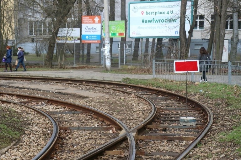 Wrocław. Torowisko na pętli Sępolno zamknięte. Wczoraj wykoleił się tam tramwaj, dziś stoi znak