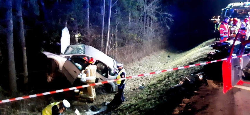 Stary Sącz wypadek. Czołowe zderzenie podczas wyprzedzania. Nie żyją dwie nastolatki, a trzy osoby są ciężko ranne [AKTUALIZACJA]