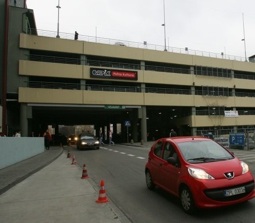 Centrum Galaxy ma nadmiar miejsc na parkingu, dlatego jedno piętro przeznaczone zostanie na nowe sklepy i butiki.