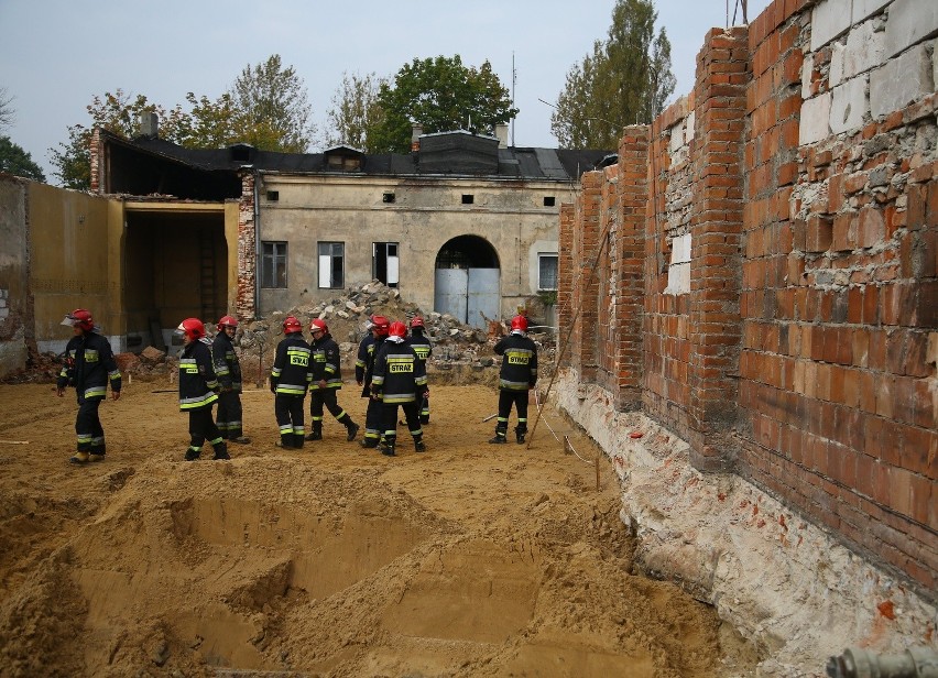 Katastrofa budowlana w Piotrkowie. Nie żyje robotnik przygnieciony przez ścianę [ZDJĘCIA]