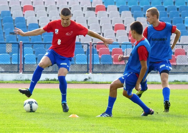 Arkadiusz Woźniak (nr 8) w meczu z BKS-em Bydgoszcz strzelił dwa gole i nie wykorzystał rzutu karnego