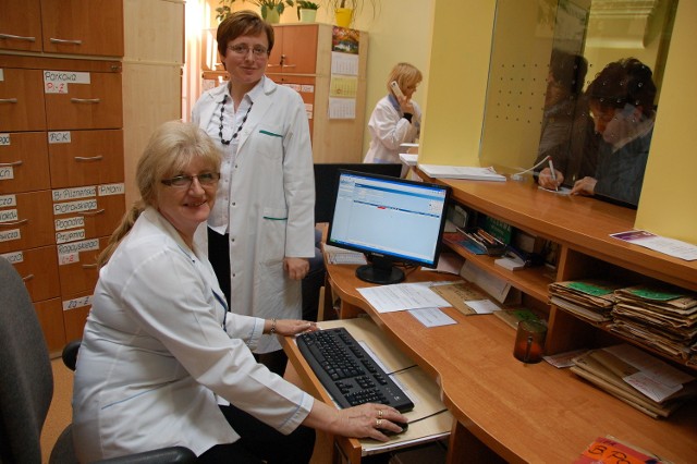Elżbieta Dębosz (przy komputerze) i Jadwiga Sołtys z Miejskiej Przychodni nr 3 w Tarnowie przyznają, że często eWUŚ wyświetla "na czerwono" nawet tych pacjentów, którzy odprowadzają składki