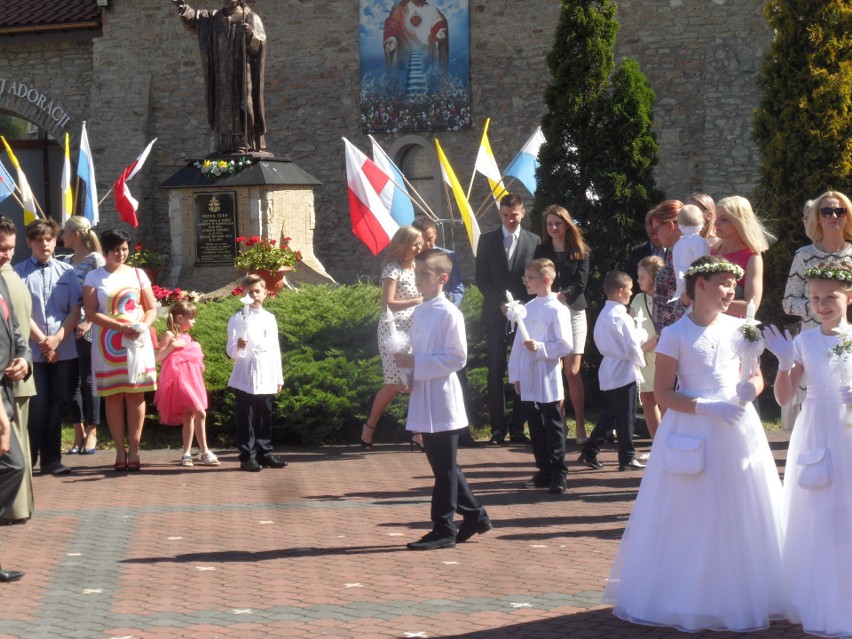 Pierwsza komunia święta w parafii Nawiedzenia NMP w...