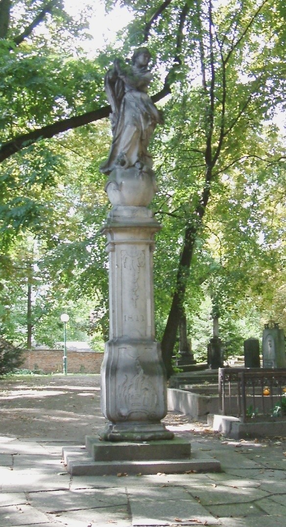 Przysionek śmierci (Poznań)Nazywany także “domem dla pozornie zmarłych” budynek mieścił się na Cmentarzu Starofarnym (obecnie Cmentarz Zasłużonych Wielkopolan) i był swoistą kostnicą przeznaczoną dla osób, które bały się pogrzebania żywcem w stanie letargu lub klinicznej śmierci. Dom dla pozornie zmarłych wybudowano po odkryciu na cmentarzu farnym szczątków osób, które rzekomo, w wyniku pomyłki, zostały pochowane za życia, a następnie obudziły się w grobie. W Przysionku, oprócz domu dozorcy znajdowały się dwie sale, jedna dla mężczyzn, druga dla kobiet, gdzie składowano ciała zmarłych. Na ich palcach mocowano specjalne naparstki z dzwoneczkiem, które dźwięk miał być dowodem na to, że dana osoba wciąż żyła. Zmarłych pilnować miał dozorca domu. Przysionek rozebrano w 1852 roku z powodu braku zainteresowania usługą, którą oferował.