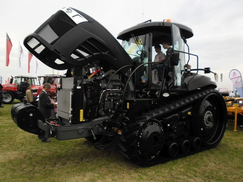 Ciągnik na gąsienicach 762 mm. Challenger MT 775E. Pompa...