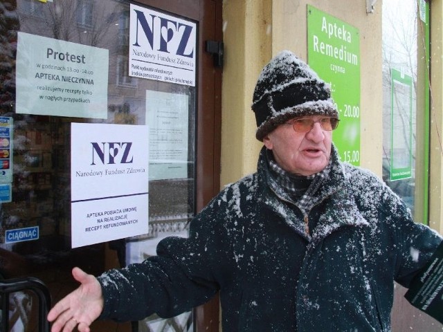 Kielczanin Janusz Kowalczyk  przyszedł nabyć potrzebny lek, rozłożył ręce, gdy zobaczył, że apteka przy ul. Kościuszki jest zamknięta.