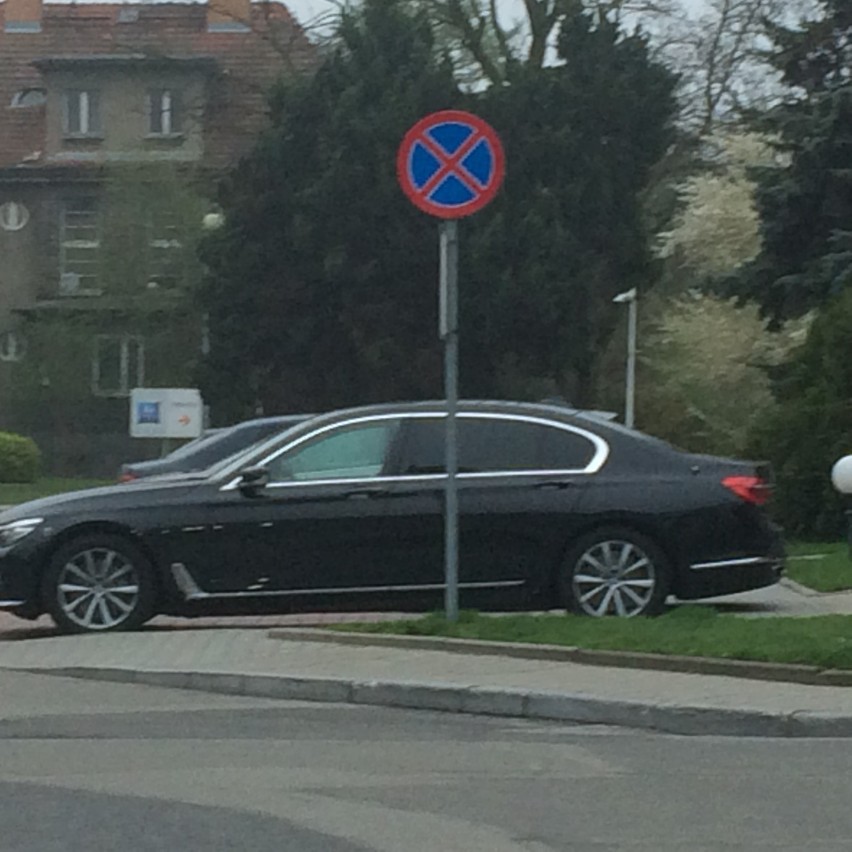 Rządowe BMW na miejscu dla niepełnosprawnego przed hotelem...