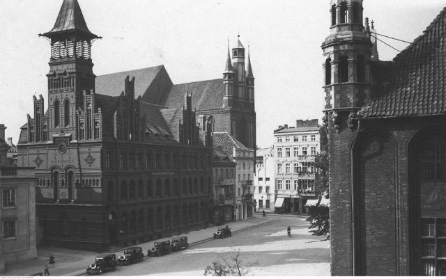 Toruń na archiwalnych zdjęciach prezentuje się niezwykle ciekawie. Zobaczcie, jak wyglądała toruńska starówka na fotografiach z Narodowego Archiwum Cyfrowego. W naszej galerii zobaczycie historyczne ujęcia miasta z okresu 1910 - 1939.------->>>>>Na zdjęciu: Rynek Starego Miasta w Toruniu - Widoczny na wprost budynek poczty; w głębi kościół Wniebowzięcia Najświętszej Marii PannyData: 1925 - 1930Zobacz także: Czy mnie jeszcze pamiętasz? Mnóstwo zdjęć Torunia z ubiegłych lat