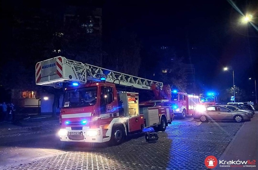 Pożar na osiedlu Niepodległości w Krakowie. W palącym się...