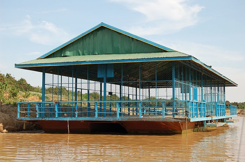 Miasto na jeziorze w Kambodży