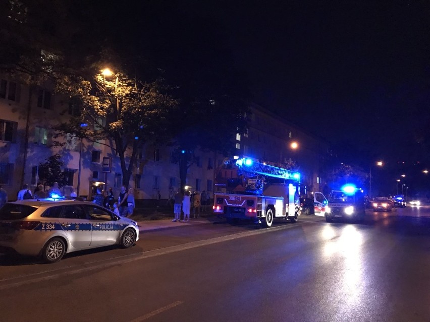 Warszawa: Pożar mieszkania na Pradze-Południe. W środku znaleziono zwęglone zwłoki [ZDJĘCIA]