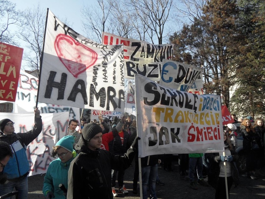 Protest przeciwko likwidacji szkół w Żywcu i Węgierskiej...