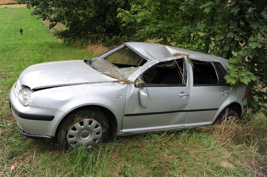 21-letni mężczyzna dachował. Obywatel Ukrainy doznał urazu...