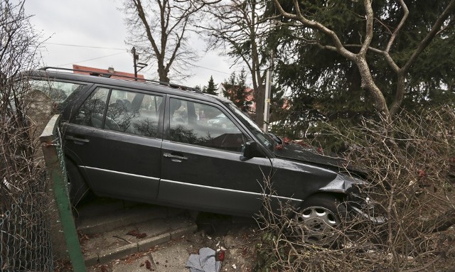 Do poważnego wypadku doszło w piątek, 17 marca, na ul. Kożuchowskiej. Mercedes staranował matiza. Dwie osoby zostały przewiezione do szpitala.Kierująca matizem przyjechała do znajomej mieszkającej w domu przy ul. Kożuchowskiej. Zaparkowała przed jej posesją i już miała wysiadać z auta. Wtedy w bok matiza uderzył rozpędzony mercedes, który wypadł z drogi. Mercedes jechał w kierunku centrum miasta. Staranował matiza, rozbił plot i wpadł na posesję. Siła uderzenia była duża, bo matiza obróciło na chodniku.Na miejsce wypadku przyjechały wezwane służby ratunkowe. Do szpitala zostały zabrane dwie osoby. To kierujący matizem i kierowca mercedesa. Najpoważniej ranna została kierująca matizem. – Na szczęście, nie zdążyła wysiąść  auta. Gdyby wysiadła, doszłoby do tragedii – mówi Halina Hypka, właścicielka posesji, przy której doszło do wypadku. Policja ustala, co było przyczyną wypadku. Kierowca mercedesa zapewniał, że drogę zajechała mu skręcająca na stację benzynową kobieta, jadąca renault twingo. Ten nie chciał w nią uderzyć i odbił w prawo. Wtedy wypadł z drogi i trzasnął w matiza. Kierująca renault przekonuje, że nie zajechała drogi.- To nie pierwszy raz, kiedy na moją posesję wpadają samochody. Jakiś czas temu wjechała nauka jazdy – opowiada H. Hypka. Zobacz też wideo: Śmiertelny wypadek w Wiktorowie. Nie żyje 23-latekZobacz też:  Groźny wypadek w Zielonej Górze. Dwie osoby ranne. Kierowca nieprzytomny [ZDJĘCIA]