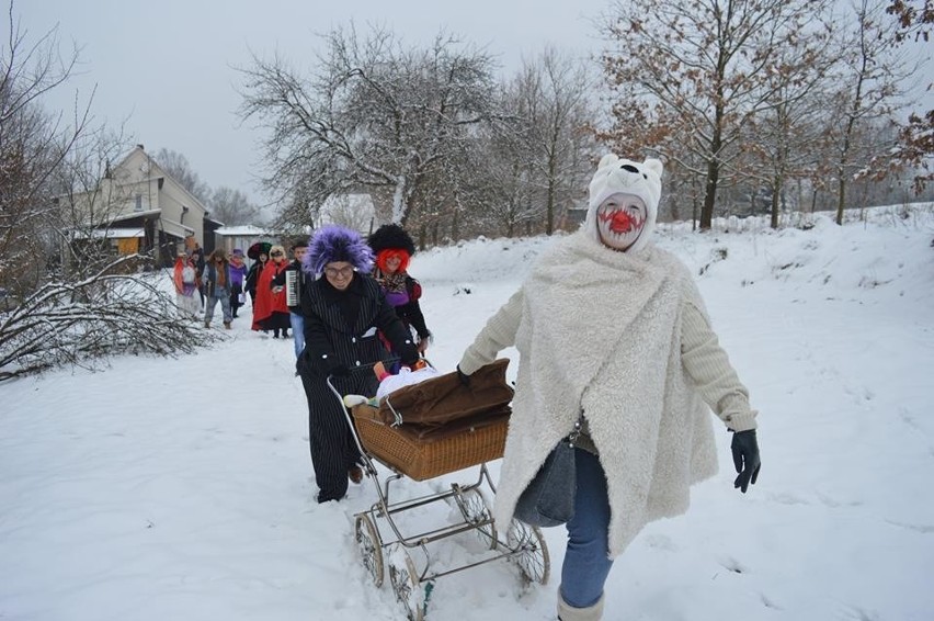 Orszak Zapustników przemierzył Izdebnik wzdłuż i wszerz. Starą tradycję odtworzyły i od czterech lat kultywują panie z KGW w Izdebniku