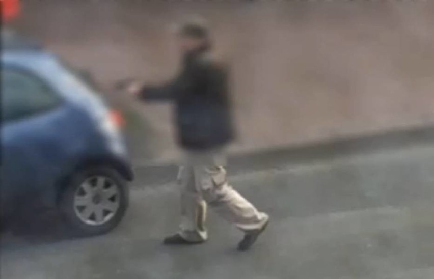 Imielin: Pijany mężczyzna z bronią na ulicy. Szukał kolegi [WIDEO]