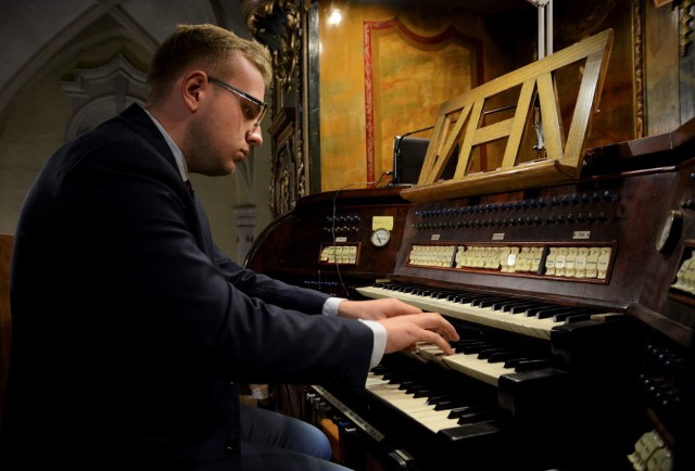 W pierwszym z czterech niedzielnych koncertów żagańscy melomani mogli posłuchać młodego, ale już utytułowanego wirtuoza klasycznych instrumentów klawiszowych - SEBASTIANA KULCZYŃSKIEGO