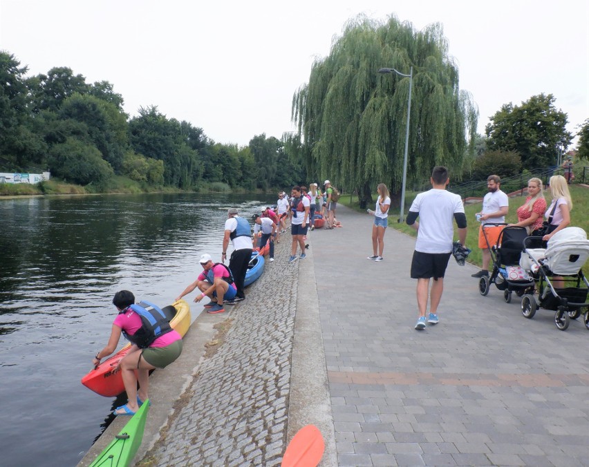 EkoPlener z Czystą Puszczą Bydgoską. Gdy do akcji przystępują kajakarze, Brda staje się bardziej błękitna