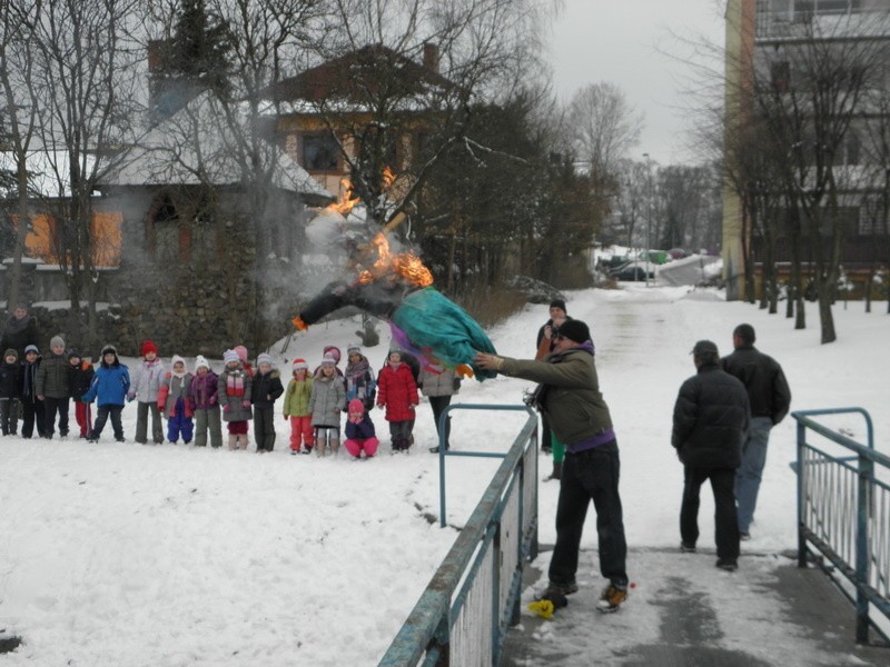 Przywitanie "zimowej" wiosny przez dzieci z Przedszkola nr 3...