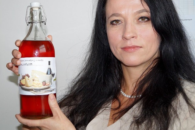 Prof. Agata Znamirowska demonstruje swój wynalazek - szampan z serwatki. Właśnie zgłosiła do opatentowania technologię jego wytwarzania.