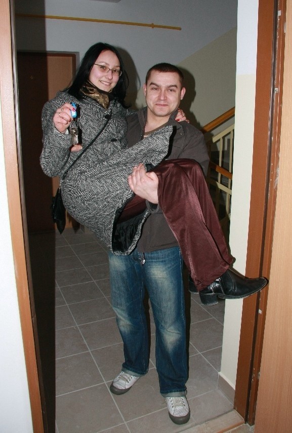 Maciej Romaniuk przeniósł na rękach narzeczoną Zofię Owczarek przez próg nowego mieszkania.