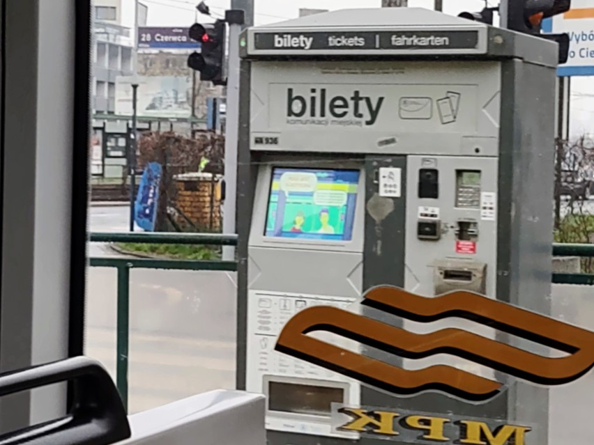 Automat biletowy na przystanku tramwajowym Traugutta...