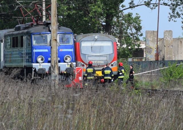 Do tragicznego potrącenia na torach w Nowej Soli doszło w środę, 9 maja, około godziny 11. Pociąg osobowy relacji Wrocław - Zielona Góra potrącił mężczyznę, który przechodził przez tory w miejscu niedozwolonym. Możliwe, że było to samobójstwo. Pociag relacji Wrocław-Zielona Góra śmiertelnie potrącił mężczyznę na torach w Nowej Soli. Strażacy na miejsce wypadku zostali wezwani ok. godz. 10.50 i od razu przystąpili do akcji ratunkowej. Niestety, przybyły na miejsce lakarz stwierdził zgon. Na miejsce przyjechał też prokurator i policjanci, którzy mają ustalić dokładny przebieg zdarzenia. - Wiadomo, że mężczyzna przechodził przez tory w miejscu niedozwolonym. Wówczas został potrącony przez pociąg relacji Wrocław - Zielona Góra. Po tym zdarzeniu zatrzymano także pociąg relacji Szczecin - Przemyśl, który poruszał się po równoległym torze - relacjonuje Artur Wołoszyn z Komendy Regionalnej Straży Ochrony Kolei w Zielonej Górze.Nieoficjalnie mówi się, że zmarły mężczyzna miał około 40 lat. Służby nie wykluczają, że było to samobójstwo. Utrudnienia w miejscu tragedii mogą potrwać do południa. Wiemy już, że pociąg relacji Szczecin - Przemyśl odjechał, zdjęto też taśmę wokół miejsca potrącenia mężczyzny. Zobacz też wideo: KRYMINALNY CZWARTEK - 3.05.2018 - Werbowali kobiety, zmuszali je do prostytucji. Uczynili sobie z tego stałe źródło dochodu. Zatrzymała ich lubuska policja