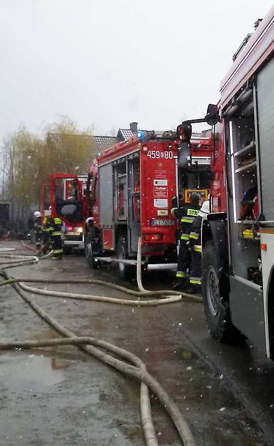 Słopnice. Dziewięć zastępów straży gasiło pożar zakładu wulkanizacji opon [ZDJĘCIA]