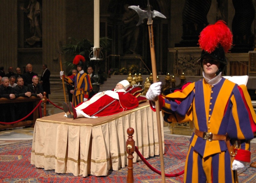 8 kwietnia 2005 roku miliony wiernych żegnało papieża Jana...