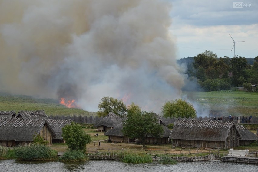 Pożar w Wolinie przy skansenie Słowian i Wikingów. Zamknięto most [ZDJĘCIA]