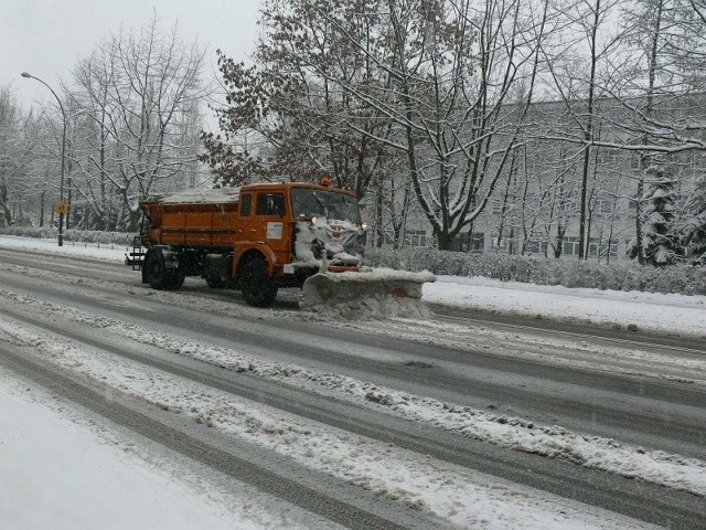Widok pługu śnieżnego, który zbiera śnieg z jezdni i spycha go wprost na chodniki doprowadza mieszkańców drogi krajowej w Nisku do rozpaczy.