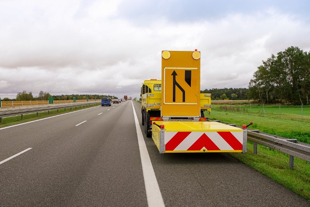 10 osłon energochłonnych zabezpiecza kierowców i służby Autostrady Eksploatacji przed skutkami kolizji z pracującym na koncesyjnym odcinku A2 Świecko - Konin sprzętem utrzymaniowym. Dzięki temu w tym roku 3 razy udało się zminimalizować skutki zdarzeń drogowych i zapobiec tragedii.Fot. materiały prasowe