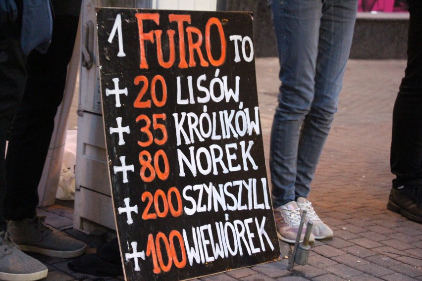 Katowice: Protest przeciwko hodowli zwierząt futerkowych ZDJĘCIA