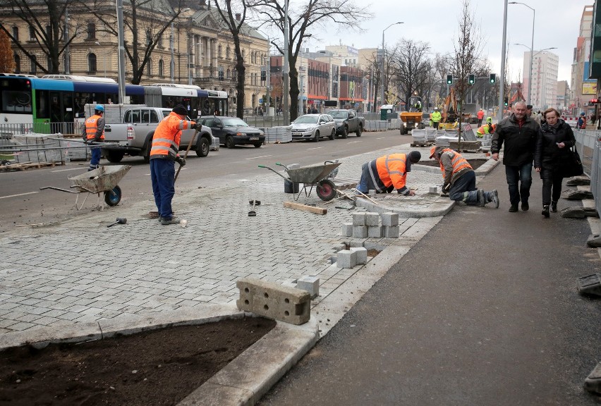 Jezdnia jest gotowa, teraz trwa dopasowywanie płyt...